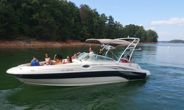 Lake Memories em um incrível barco Sea Ray 240 Sundeck no Lago Lanier