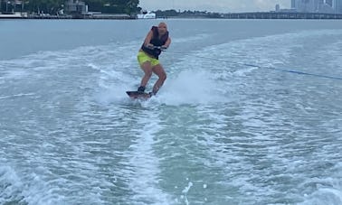 Sessão de wakeboard Stingray de 21 pés Bowrider em Miami Beach, Flórida