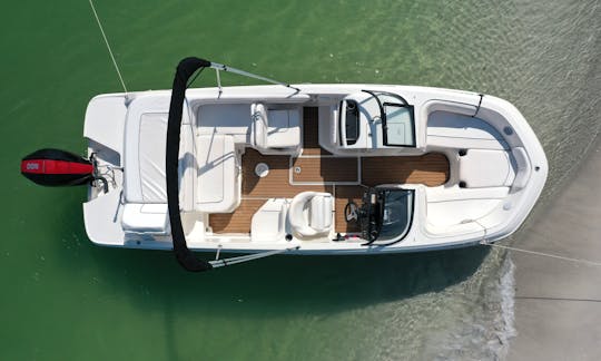 Un magnifique bateau ponté pour explorer, nager, faire du tube et plus encore à bord d'AMI !