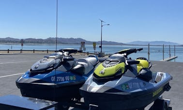 Un par de Sea Doo GTI en el lago Elsinore