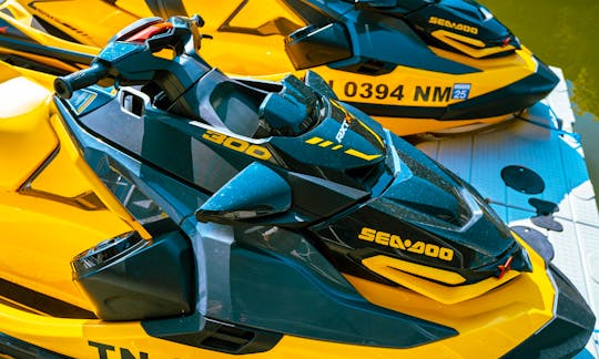 Powerful Fun Fastest Jet skis Seadoo RXTX on the Water