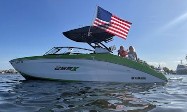 Magnifique bateau à moteur Yamaha 255XD 2022 à louer à Fort Lauderdale, en Floride