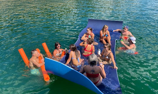 Need to have fun or be entertain!!!! We have a Pontoon for you at Lake Travis! 