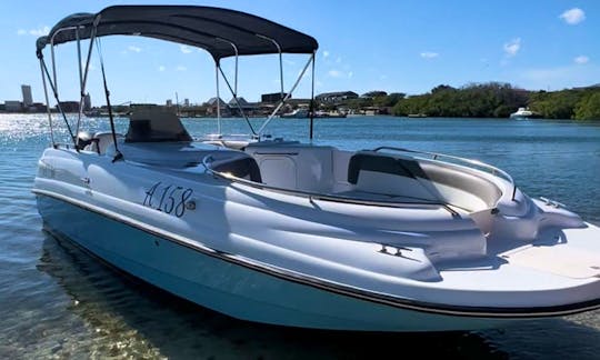 Larson 23ft Private deck boat with a captain included - The ultimate Aruba experience