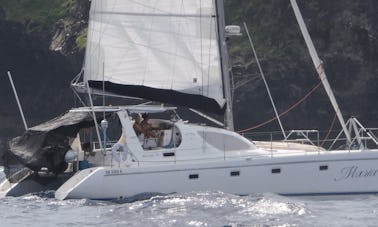 Catamarán de crucero con tripulación listo para navegar en las Islas Filipinas