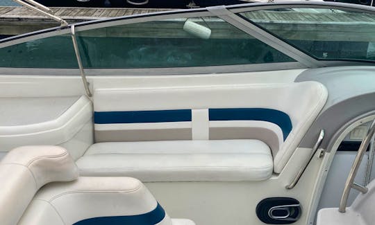 33' Formula Motor Yacht with Large Outdoor Space for Rent in Chicago, Illinois