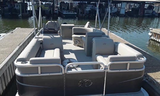 2021 Avalon Tritoon for watersports, fishing and fun on Lake Texoma!