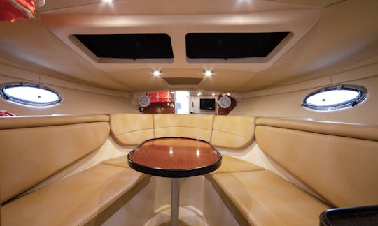 Croisières quotidiennes incroyables en mer en Crète à bord du yacht à moteur Regal 2860