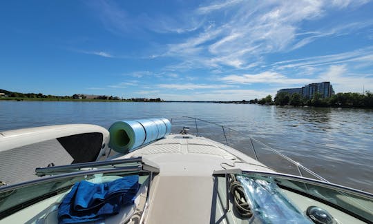 Beautiful 35ft Regal Cruiser with Swim pad