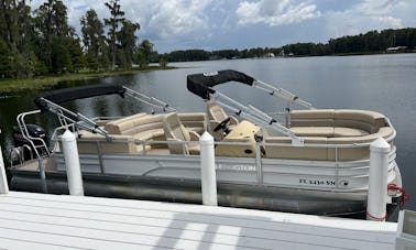 Tritoon spacieux, propre et neuf pouvant accueillir jusqu'à 12 personnes avec housse supérieure Bimini complète