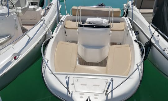 Rent this boat without a license and get the most out of the sea