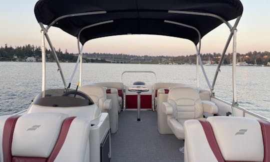 Spacious 23’ StarCraft Pontoon for 12