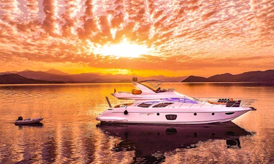 Amazing Bachelor/Bachelorette Party with Azimut Fly 62' Motor Yacht in Cartagena de Indias, Bolívar