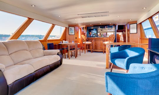 Stunning 85' Broward Yacht - Day Cruises and Sail-gating in Seattle/Lake Union/Lake Washington