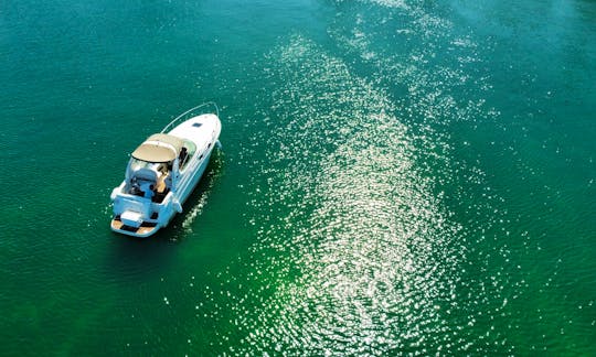 30ft Sea Ray Sundancer Motor Yacht in Miami, Florida