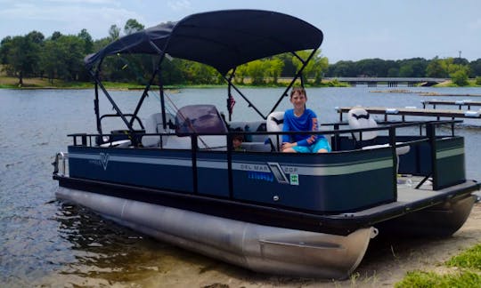 VL Voyage on the Lake is the One Pontoon Boat everyone can enjoy on Cedar Creek Reservoir or Lake Athens, TX