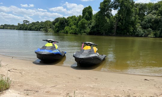 2 Skis for the price of one on Lake Houston, Texas