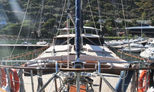 Lujoso barco pequeño Golet Charter Elianora en Capri, Amalfi Napoli, Italia 