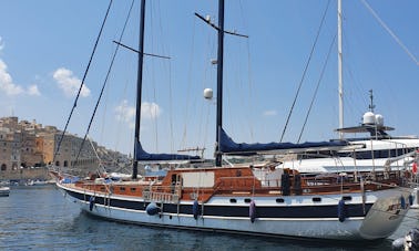 pequeno navio de luxo Gulet Charter Elianora em Capri, Amalfi Napoli, Itália 