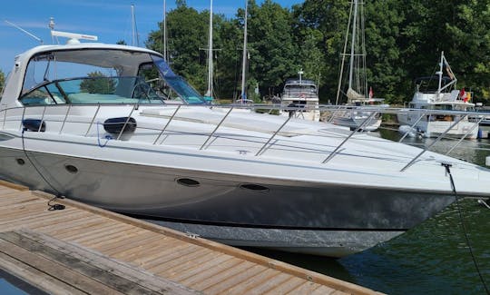 **VIP** Yacht Charter em um iate Formula de 53 pés com plataforma de natação hidráulica.