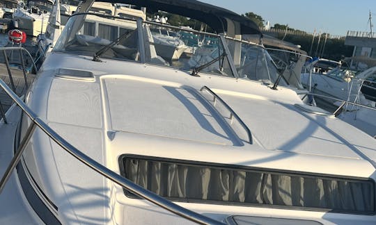 32' Bayliner Avanti for up to 12 people