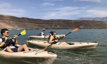 Caiaques a remo perto de St. George, UT, no Quail Creek State Park