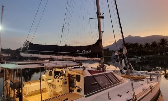 Catamaran pouvant accueillir jusqu'à 18 personnes en location d'une journée