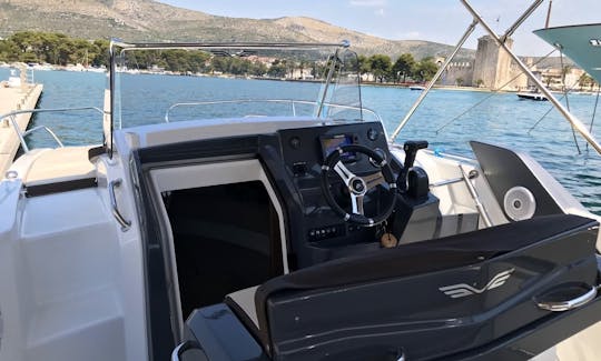 Beneteau Flyer 7.7 Sun Deck Cuddy Cabin/Walk Around rental in Split, Croatia