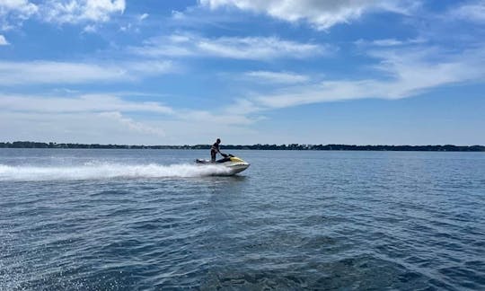 Alquile un par de motos acuáticas rápidas Sea Doo GTI en Jacksonville, Carolina del Norte