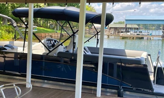 Tahoe Tri-Toon on Lake Norman - 25 ft Quad Lounger