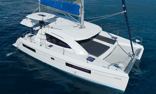 Location tout compris d'un catamaran de luxe Leopard de 40 pieds sur la plage de Tulum.