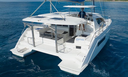 Location tout compris d'un catamaran de luxe Leopard de 40 pieds sur la plage de Tulum.