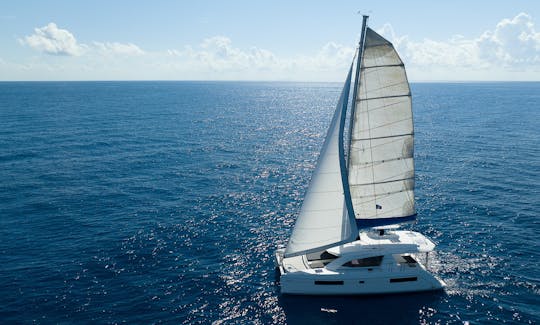 Location tout compris d'un catamaran de luxe Leopard de 40 pieds sur la plage de Tulum.