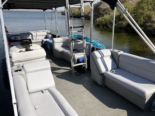 28ft Suntracker Party Hut - Spacious 12 Person Boat on Lake Havasu!