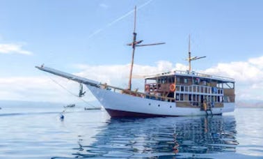 Labuan Bajo Trip 3D2N with Medium Phinisi Boat!