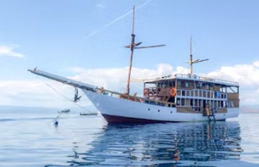 Labuan Bajo Trip 3D2N with Phinisi Boat!