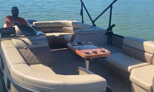 Unleash Your Water Adventure: Rent the Massimo Marine 18ft Recreational Pontoon