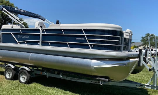 23ft Pontoon Boat Cruise on Lake Lanier