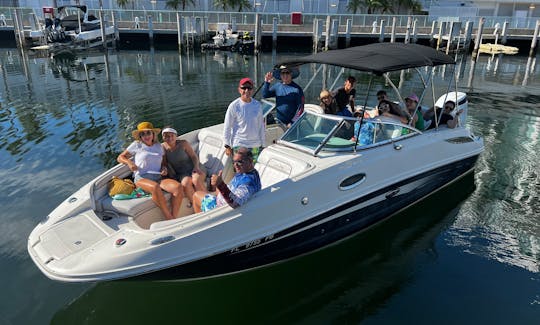 Location d'un bateau Sea Ray Sundeck de 26 pieds à Aventura, en Floride