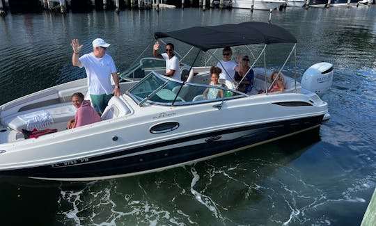 Location d'un bateau Sea Ray Sundeck de 26 pieds à Aventura, en Floride