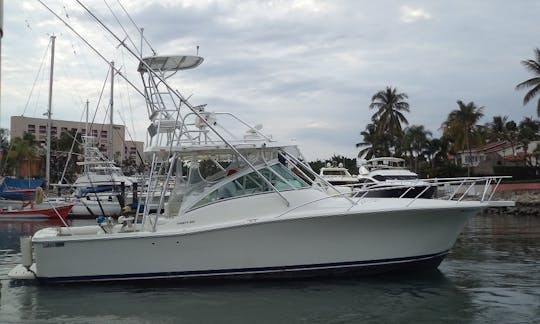 Yacht de sport Luhrs de 36 pieds dans la marina de La Cruz de Huanacaxtle, au Mexique