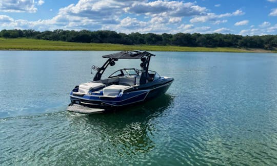 Malibu 23 MXZ Wakeboard and Surf on Lake Travis on quiet part of the lake! Spicewood