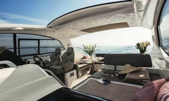 43' Azimut Luxury Motor Yacht Charter in Miami, Florida