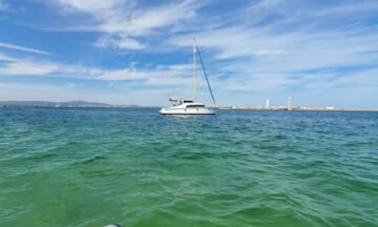 Catamaran Overnight on the island, Houseboat