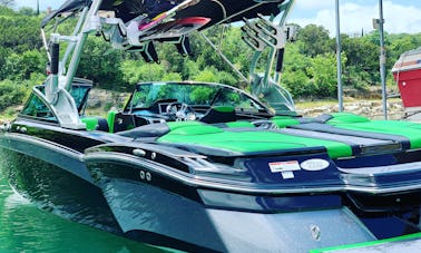 Surfe e pratique wakeboard Nossos MasterCrafts no Lago Travis!