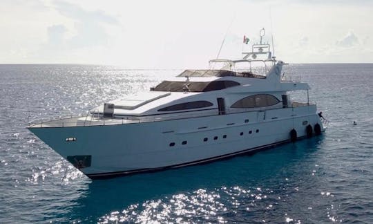 Azimut 100 Mega Yacht with Jacuzzi. Cancun-Isla Mujeres