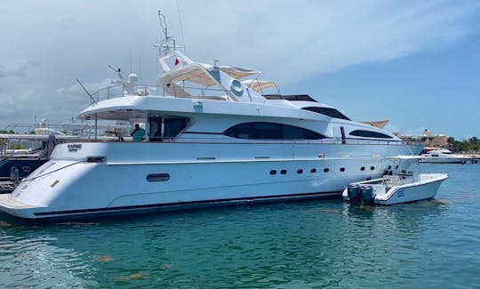 Azimut 100 Mega Yacht with Jacuzzi. Cancun-Isla Mujeres