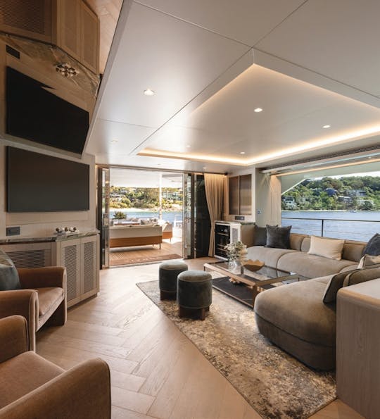 LUXURY YACHT - HARBOUR BRIDGE