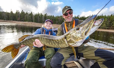 Pesca de lucios con guía cerca de Gotemburgo, Suecia