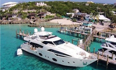 100' Ferretti Luxury Yacht with Jacuzzi in Panamá